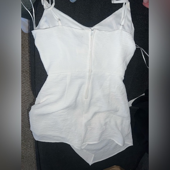 NWT Windsor Start Fresh Crepe Faux Wrap Skort Romper- Ivory Size Small - Picture 3 of 4